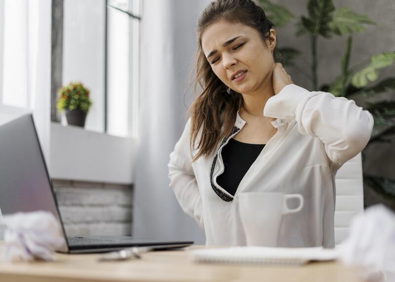 Como prevenir dores físicas causadas pelo excesso de trabalho
